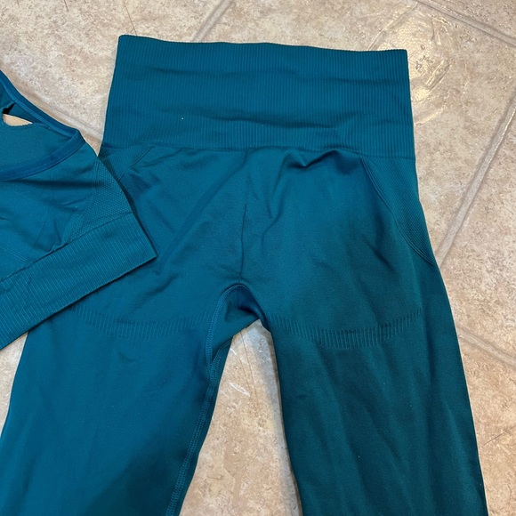 TEAL WORKOUT SET - Picture 3 of 4